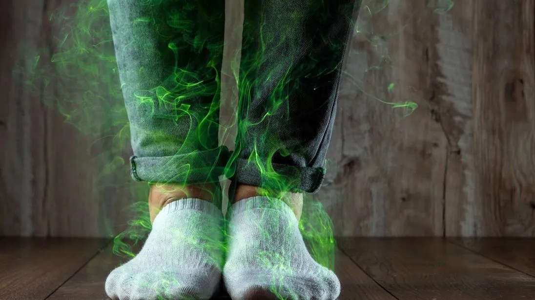 Nach der Arbeit qualmen die Socken und aus dem Schuhen entweicht ein übler Schweißgeruch? Diese 9 Tipps helfen gegen Käsefüße!