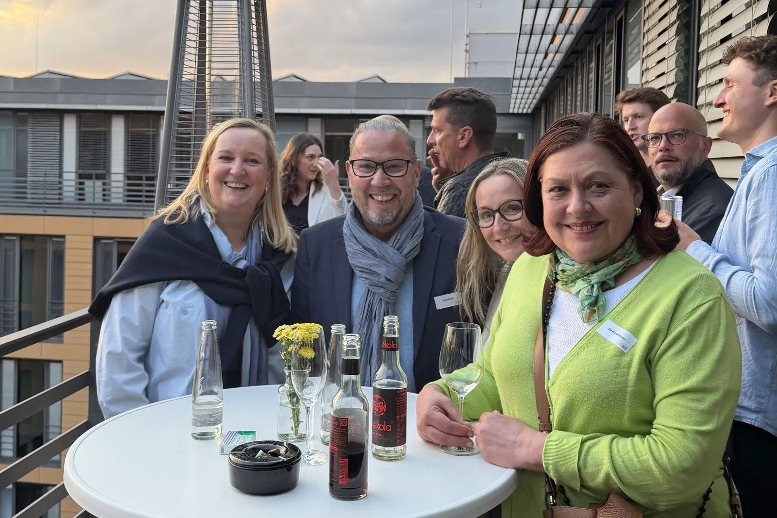 Entspannter Austausch auf der Dachterasse: Kai Burkardt, Tanja Ehlerding (Schlütersche Mediengruppe) und Eva Hammer (Holzmann Medien).