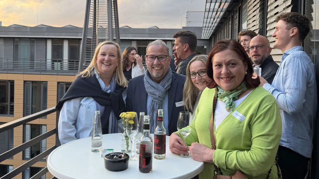 Entspannter Austausch auf der Dachterasse: Kai Burkardt, Tanja Ehlerding (Schlütersche Mediengruppe) und Eva Hammer (Holzmann Medien).