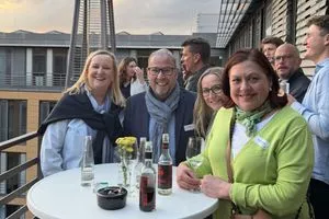 Entspannter Austausch auf der Dachterasse: Kai Burkardt, Tanja Ehlerding (Schlütersche Mediengruppe) und Eva Hammer (Holzmann Medien).