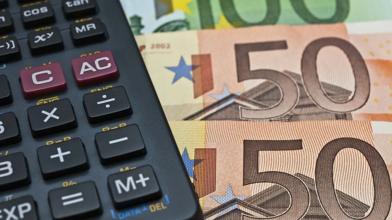 Eurogeldscheine und Taschenrechner