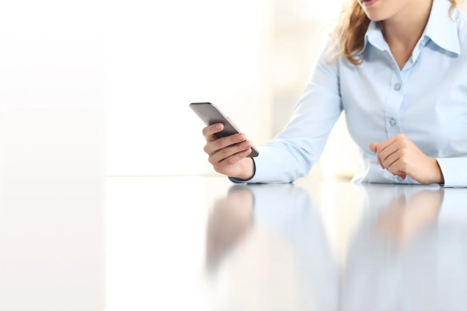 Weibliche Hand hält ein Smartphone