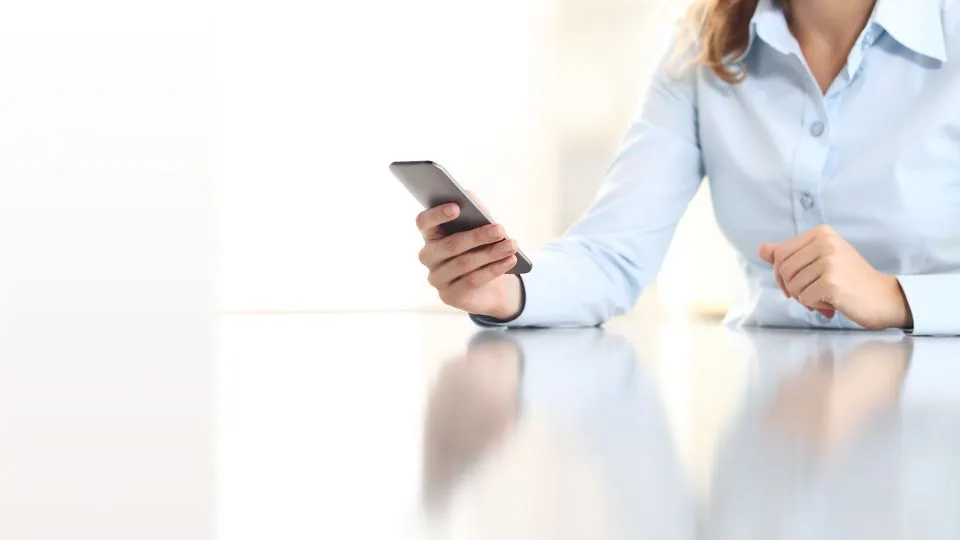 Weibliche Hand hält ein Smartphone