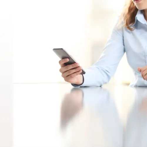 Weibliche Hand hält ein Smartphone