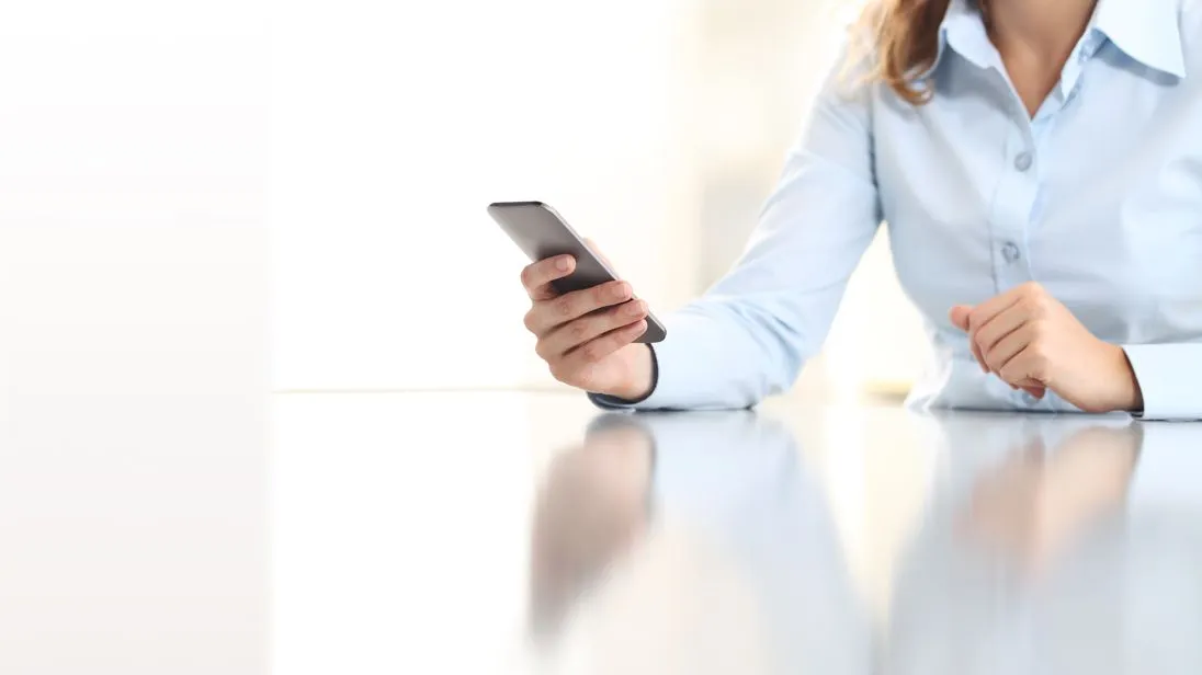 Weibliche Hand hält ein Smartphone