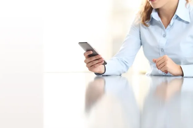 Weibliche Hand hält ein Smartphone