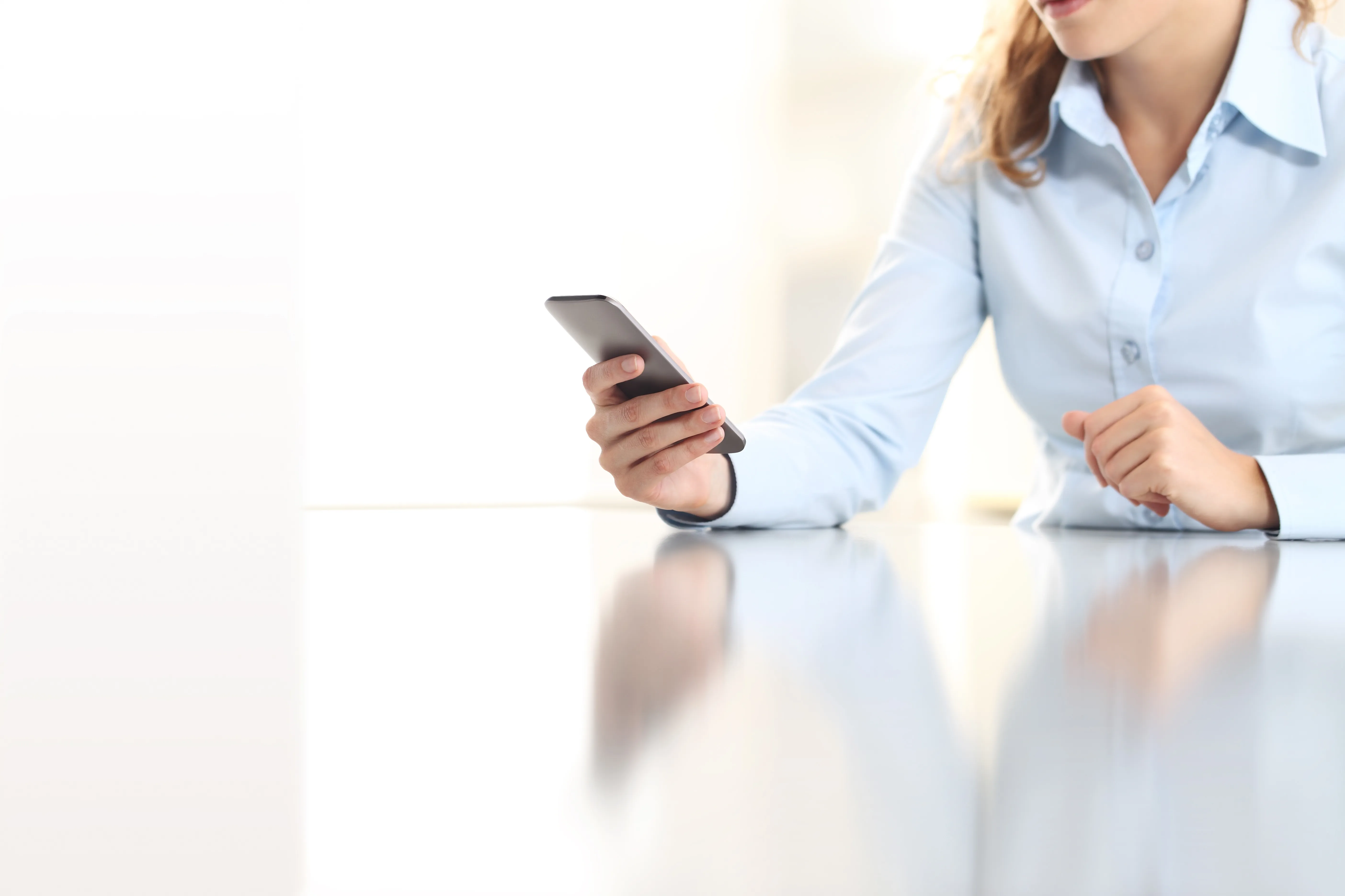 Weibliche Hand hält ein Smartphone