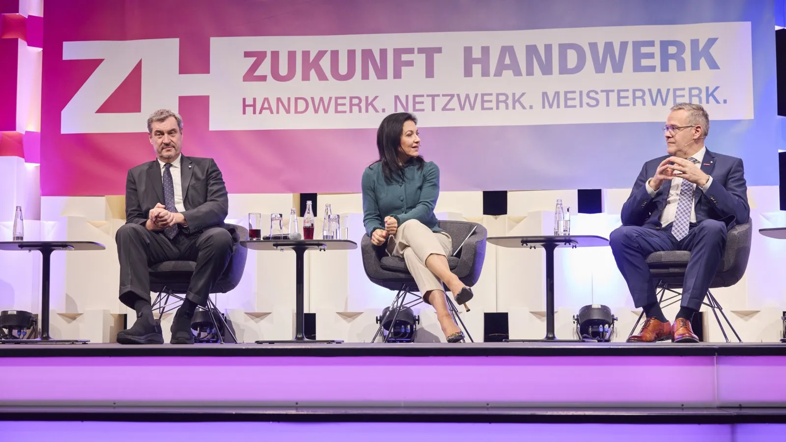 Wirtschaftsministerin Katherina Reiche auf dem Kongress „Zukunft Handwerk“ in München  im Gespräch mit ZDH-Präsident Jörg Dittrich und Bayerns Ministerpräsident Markus Söder.