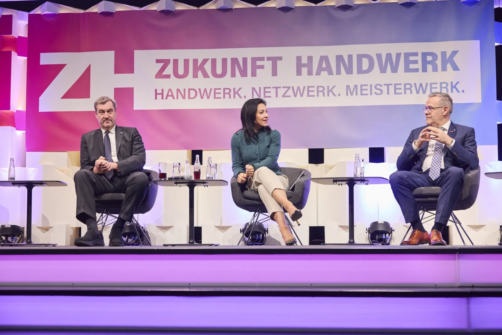 Wirtschaftsministerin Katherina Reiche auf dem Kongress „Zukunft Handwerk“ in München  im Gespräch mit ZDH-Präsident Jörg Dittrich und Bayerns Ministerpräsident Markus Söder.