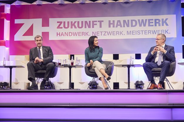 Wirtschaftsministerin Katherina Reiche auf dem Kongress „Zukunft Handwerk“ in München  im Gespräch mit ZDH-Präsident Jörg Dittrich und Bayerns Ministerpräsident Markus Söder.