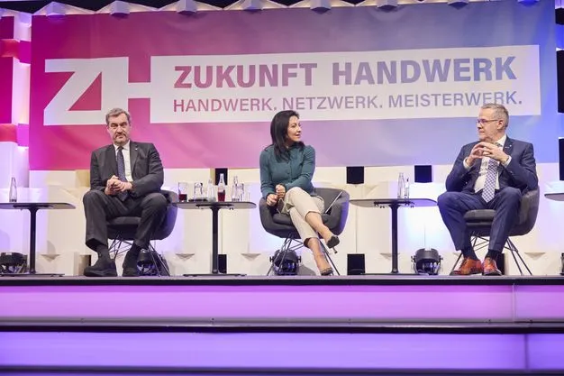 Wirtschaftsministerin Katherina Reiche auf dem Kongress „Zukunft Handwerk“ in München  im Gespräch mit ZDH-Präsident Jörg Dittrich und Bayerns Ministerpräsident Markus Söder.