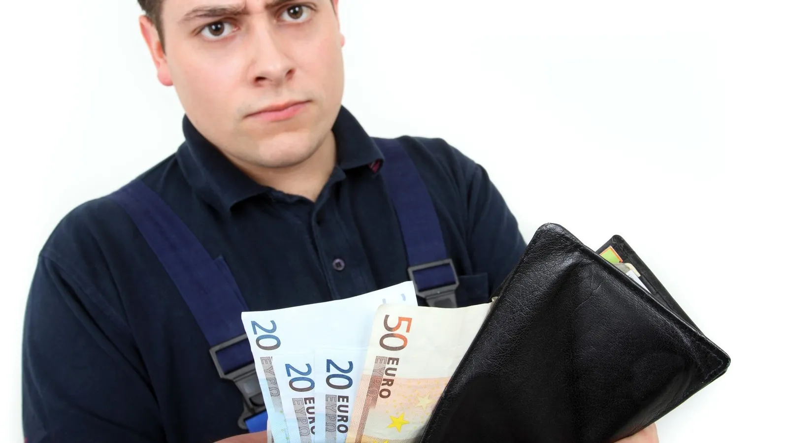 Ein Mann schaut skeptisch, während er mehrere Euro-Scheine in der Hand hält und eine Brieftasche in der anderen.
