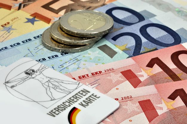 Seit dem 1. Januar 2026 liegt die Beitragsbemessungsgrenze in der gesetzlichen Krankenversicherung bei 69.750 Euro im Jahr.