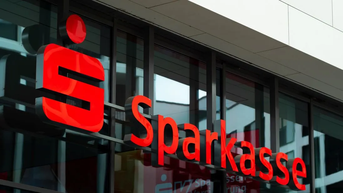 Die Fassade  einer Sparkassenfiliale