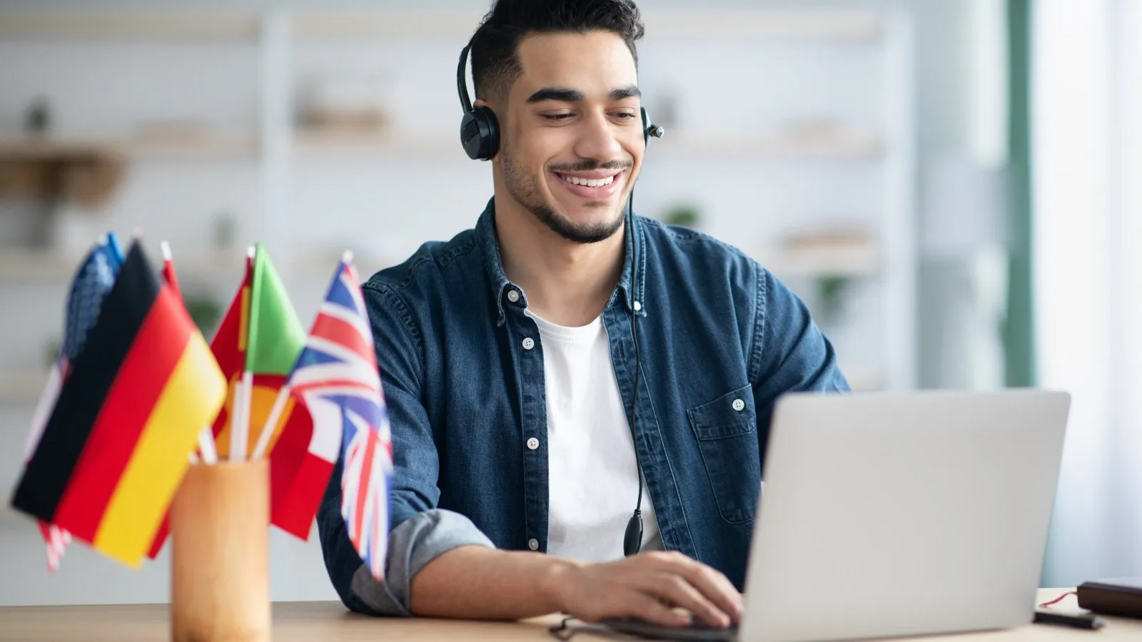 Der Langenscheidt Language Coach: Ein KI-gestütztes Tool, das Fachkräfte dabei unterstützen soll, berufsspezifisch Deutsch und Englisch zu lernen.