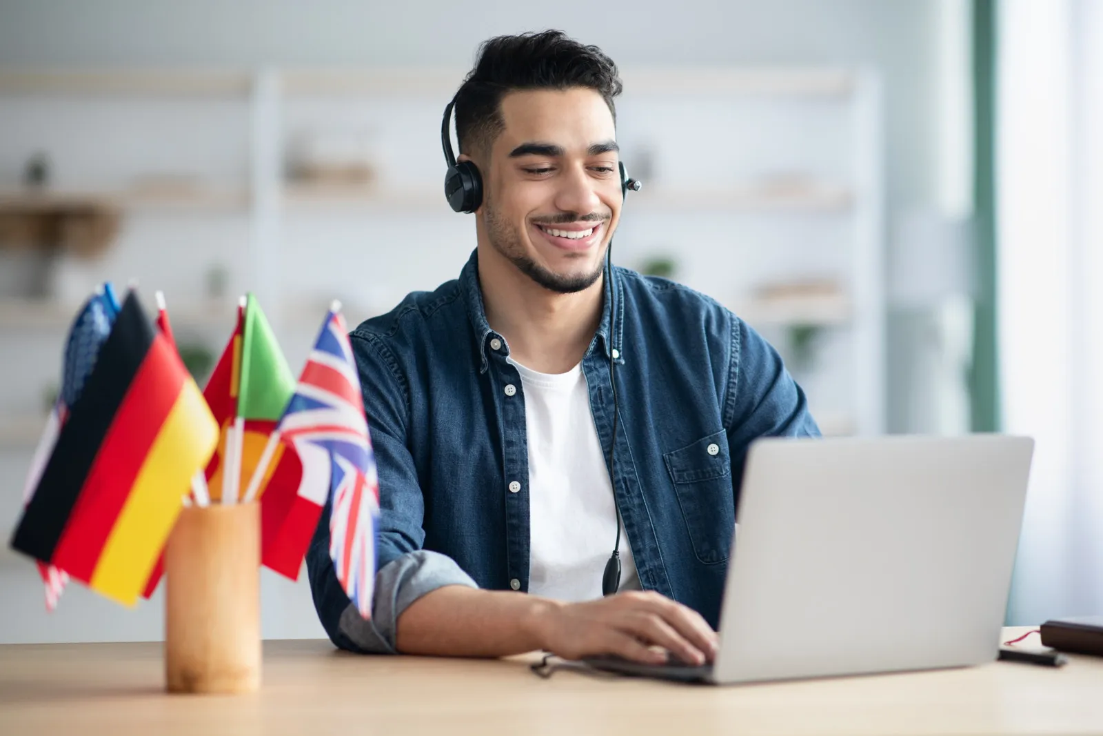 Der Langenscheidt Language Coach: Ein KI-gestütztes Tool, das Fachkräfte dabei unterstützen soll, berufsspezifisch Deutsch und Englisch zu lernen.