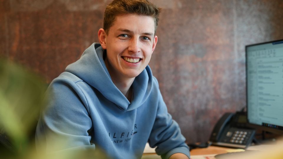 Metallbaumeister Steffen Schlump hat nicht nur die Zahlen seines Betriebs im Blick sondern setzt auch auf konsequente Jahres-, Wochen- und Materialplanung, um unnötige Sonderfahrten zu vermeiden.