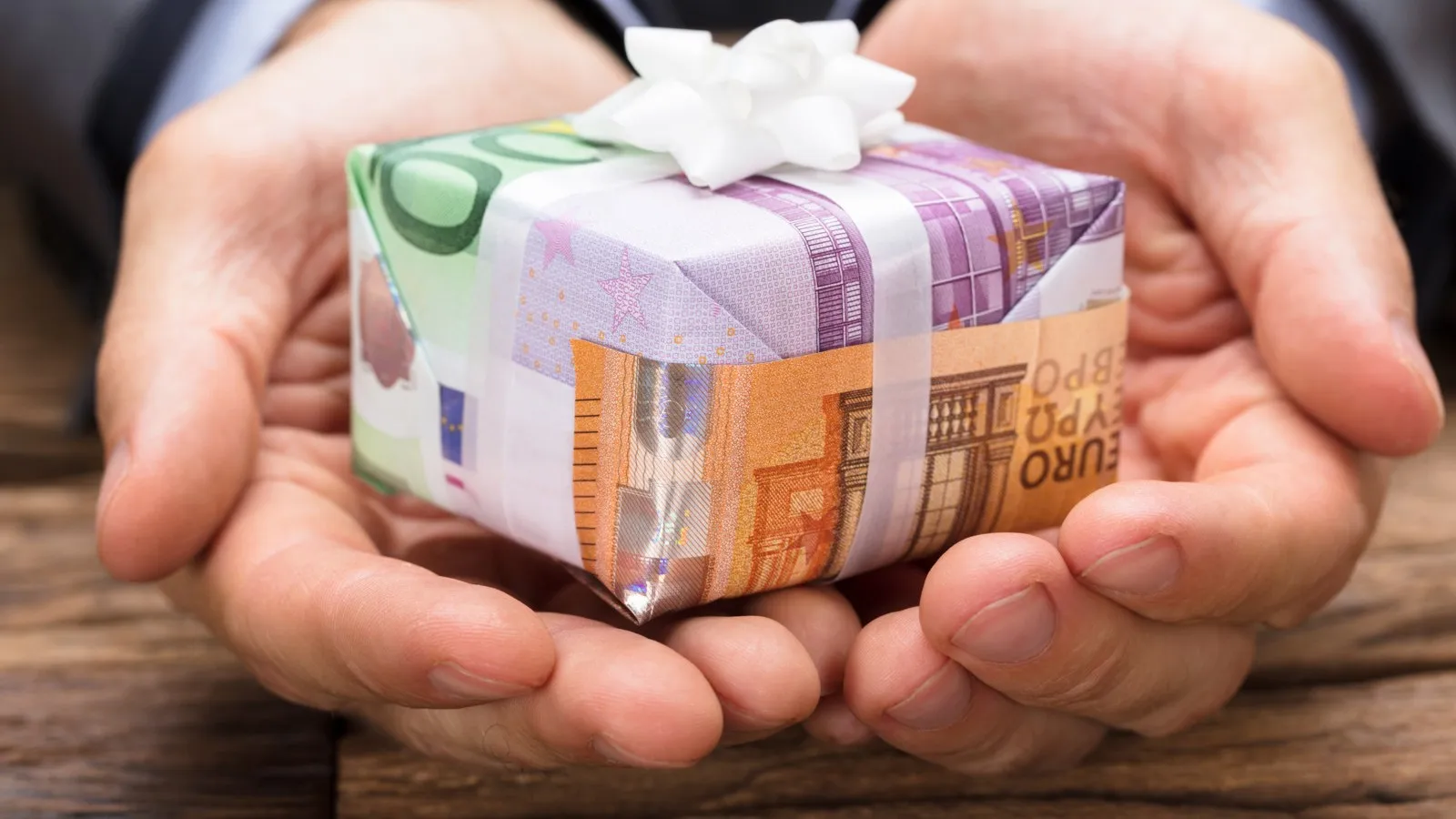 Übliche Gelegenheitsgeschenke sind steuerfrei. Doch wo zieht man die Grenze? 20.000 Euro liegen jedenfalls darüber, sagt ein Finanzgericht.