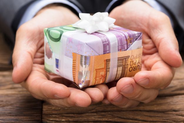 Übliche Gelegenheitsgeschenke sind steuerfrei. Doch wo zieht man die Grenze? 20.000 Euro liegen jedenfalls darüber, sagt ein Finanzgericht.