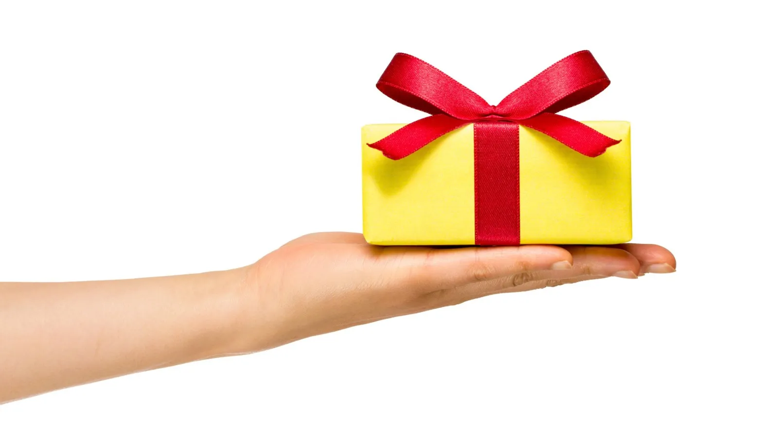 Auf einer Handinnenfläche liegt ein kleines gelbes Geschenk mit einer roten Schleife.