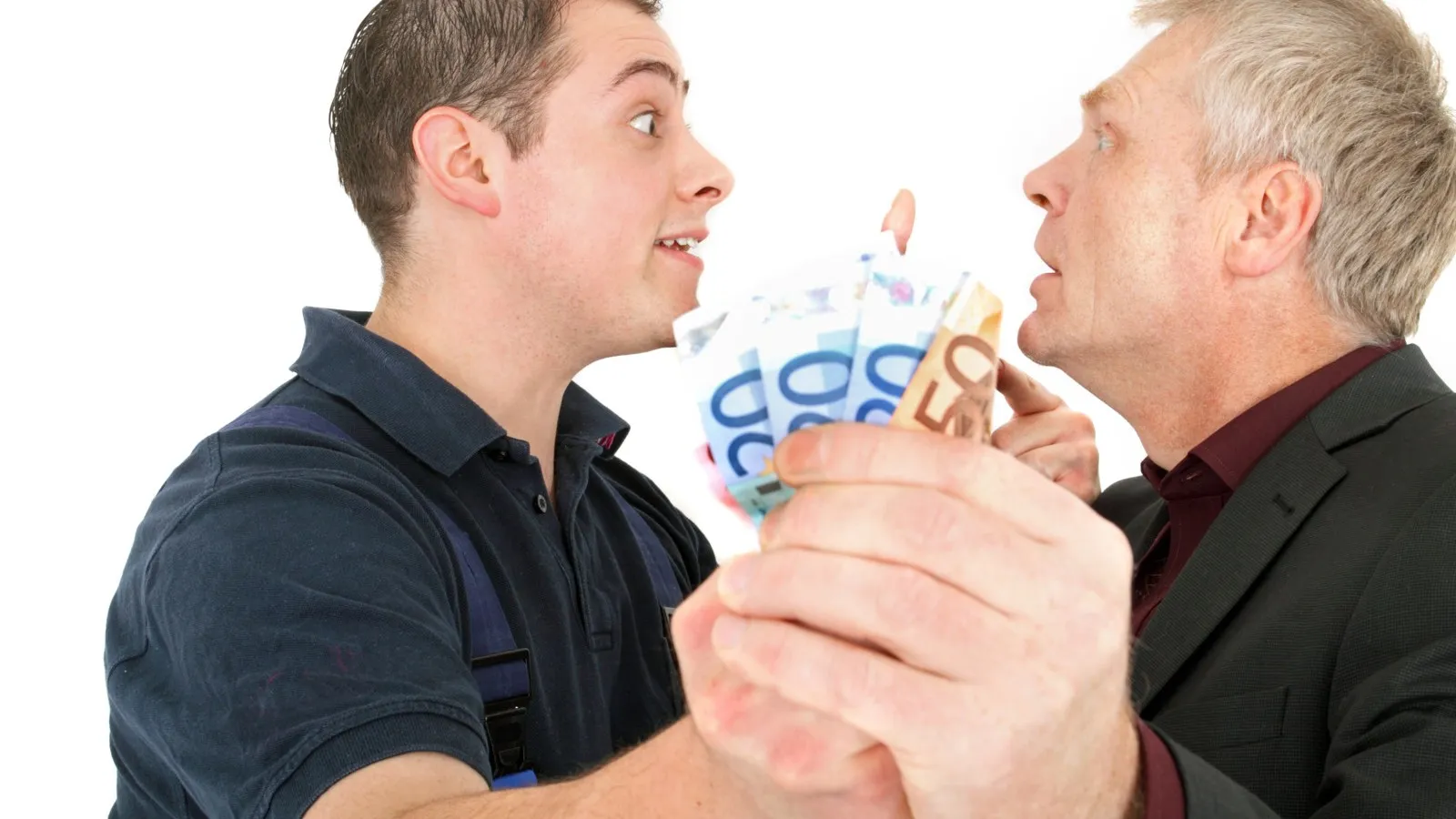 Zwei Männer stehen sich gegenüber, halten gemeinsam mehrere 20- und 50- Euro Banknoten hoch und blicken sich dabei an.