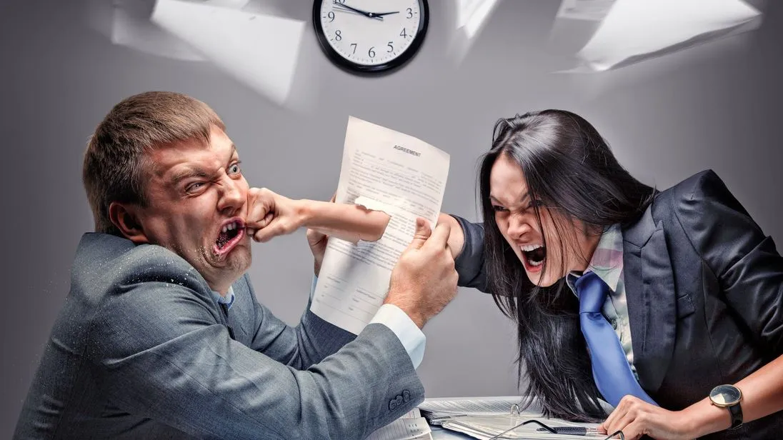 Zwei Mitarbeiter streiten sich
Two office workers starting to fight