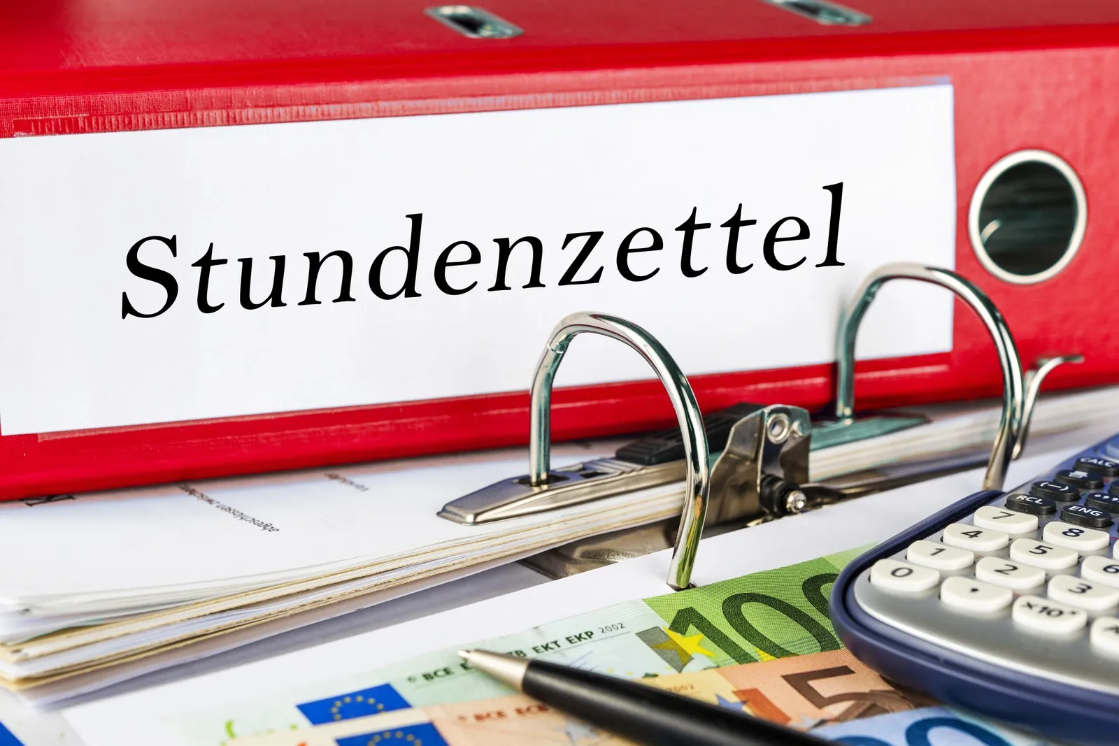 Ein Aktenordner mit Stundenzetteln.