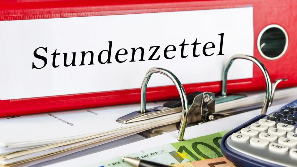 Ein Aktenordner mit Stundenzetteln.
