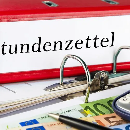 Ein Aktenordner mit Stundenzetteln.