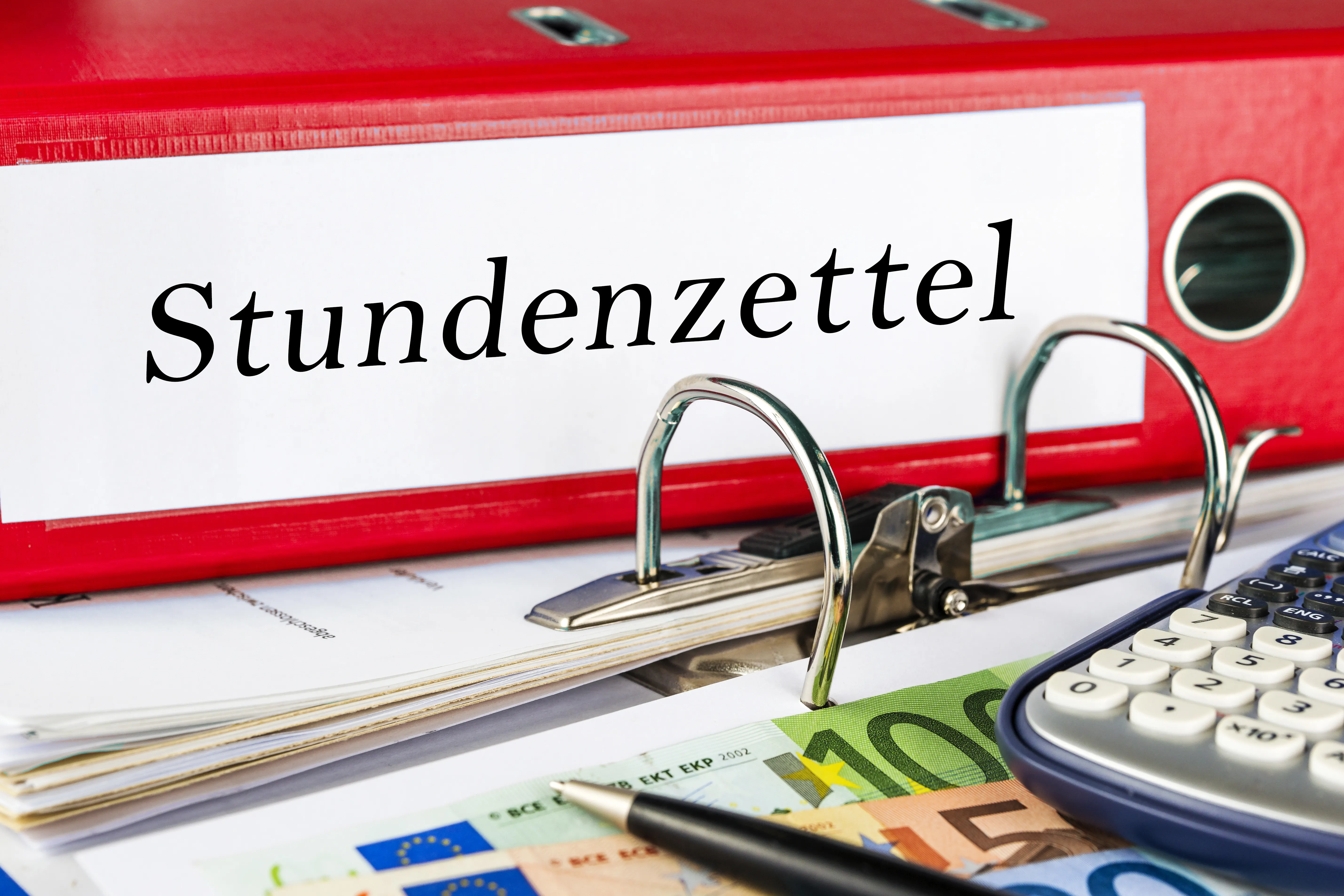 Ein Aktenordner mit Stundenzetteln.