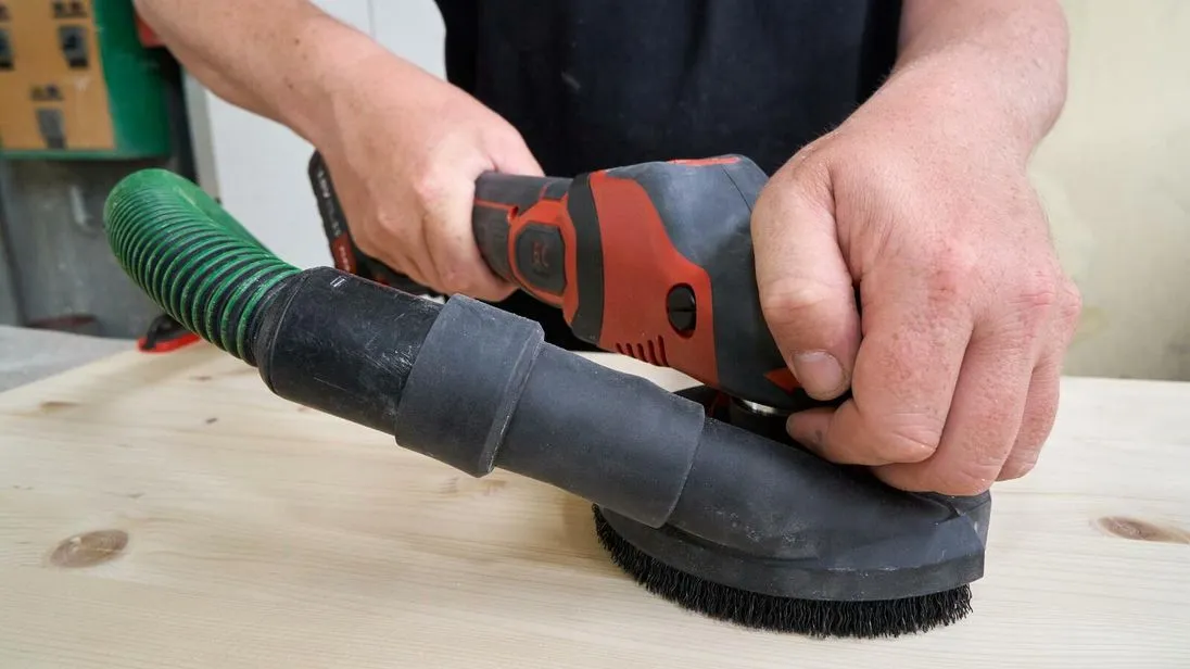 Fest im Griff: Über die ausgeprägte Nase konnte der Tester die Maschine gut führen.