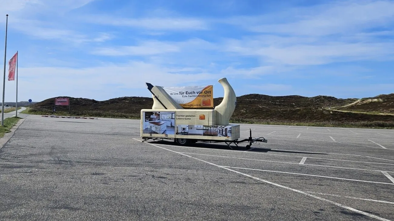 Der Riesenhobel wirbt vor den Dünen der Insel Sylt für das Tischlerhandwerk.
