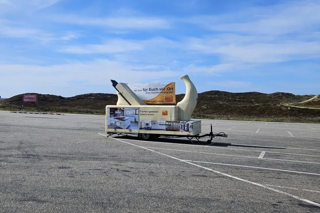 Der Riesenhobel wirbt vor den Dünen der Insel Sylt für das Tischlerhandwerk.