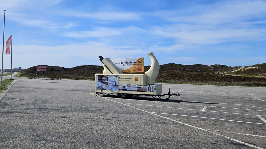 Der Riesenhobel wirbt vor den Dünen der Insel Sylt für das Tischlerhandwerk.