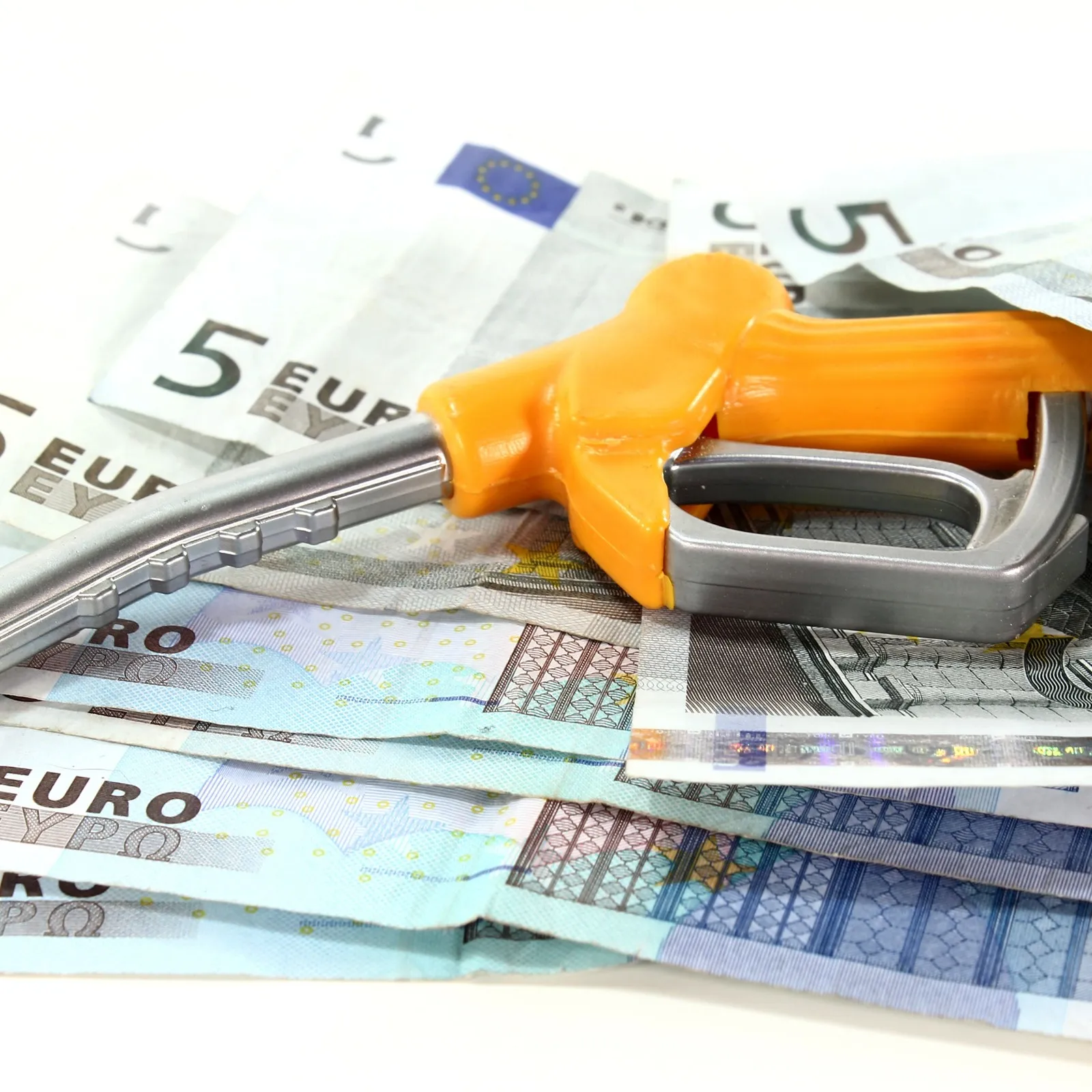 Ein Zapfhahn liegt auf mehreren Euro-Scheinen