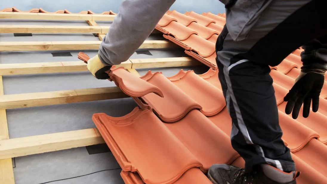 Löhne, Gehälter, Ausbildungsvergütung: Das sieht die vorläufige Tarifeinigung im Dachdeckerhandwerk vor.