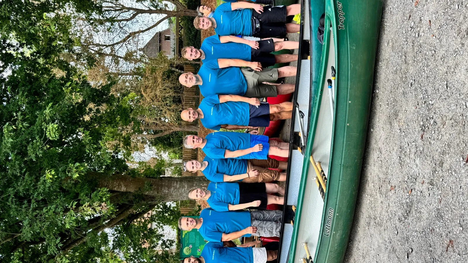 Das Team von Voigt und Böhm beim Drachenbootfahren.
