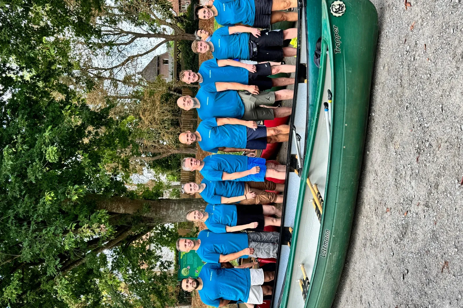 Das Team von Voigt und Böhm beim Drachenbootfahren.