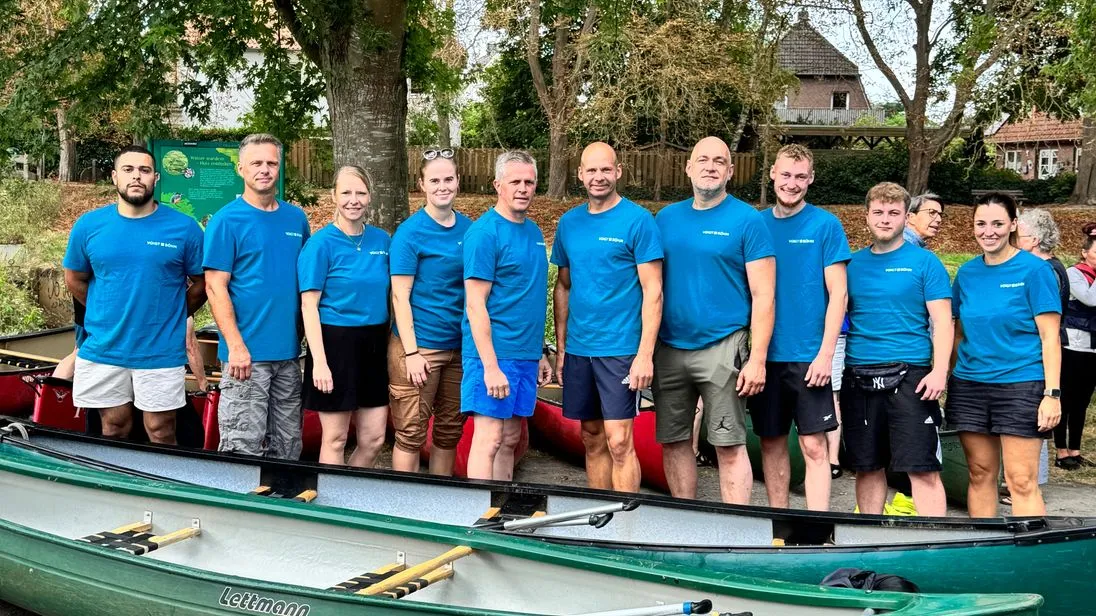 Das Team von Voigt und Böhm beim Drachenbootfahren.