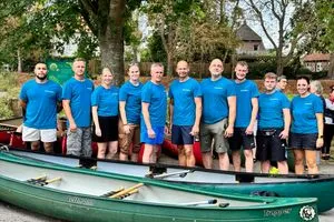 Das Team von Voigt und Böhm beim Drachenbootfahren.