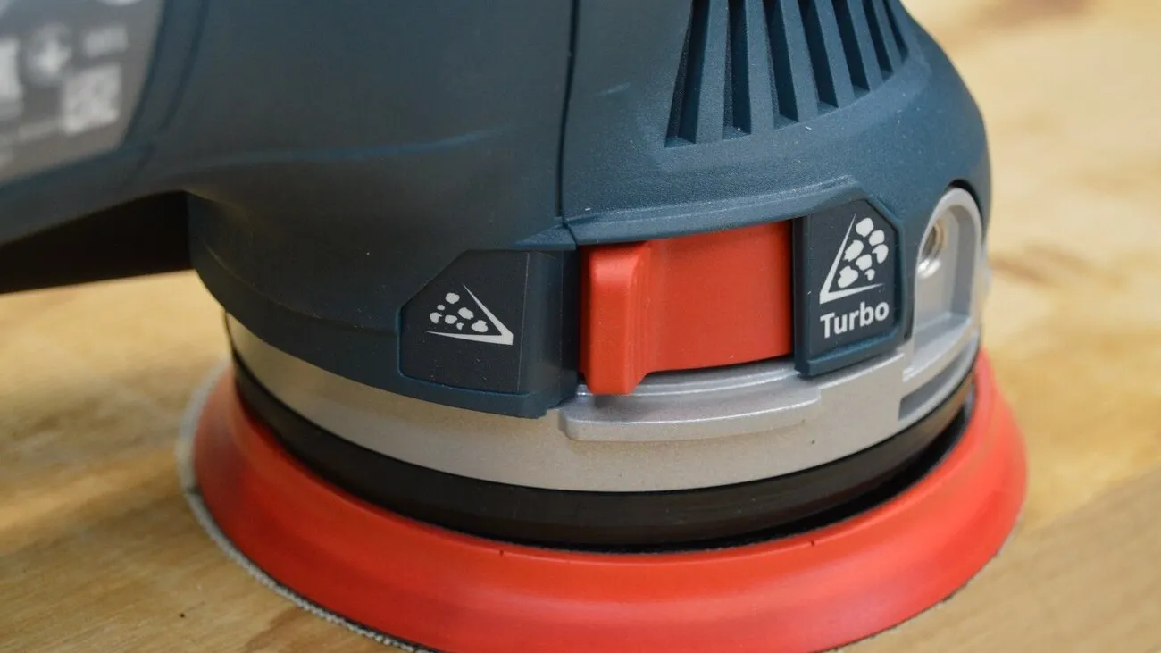 Nahaufnahme des Exzenterschleifer und seiner Turbo-Funktion.