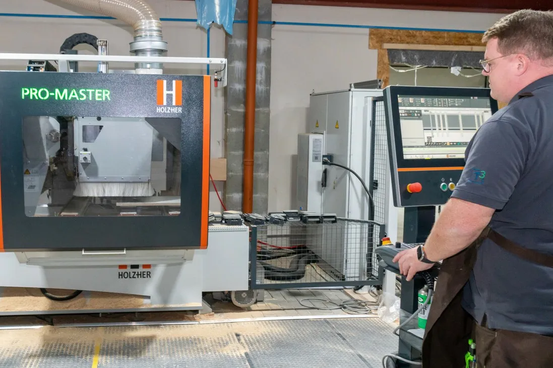 Tim Langer fräst ein Werkstück mit der CNC-Maschine. 