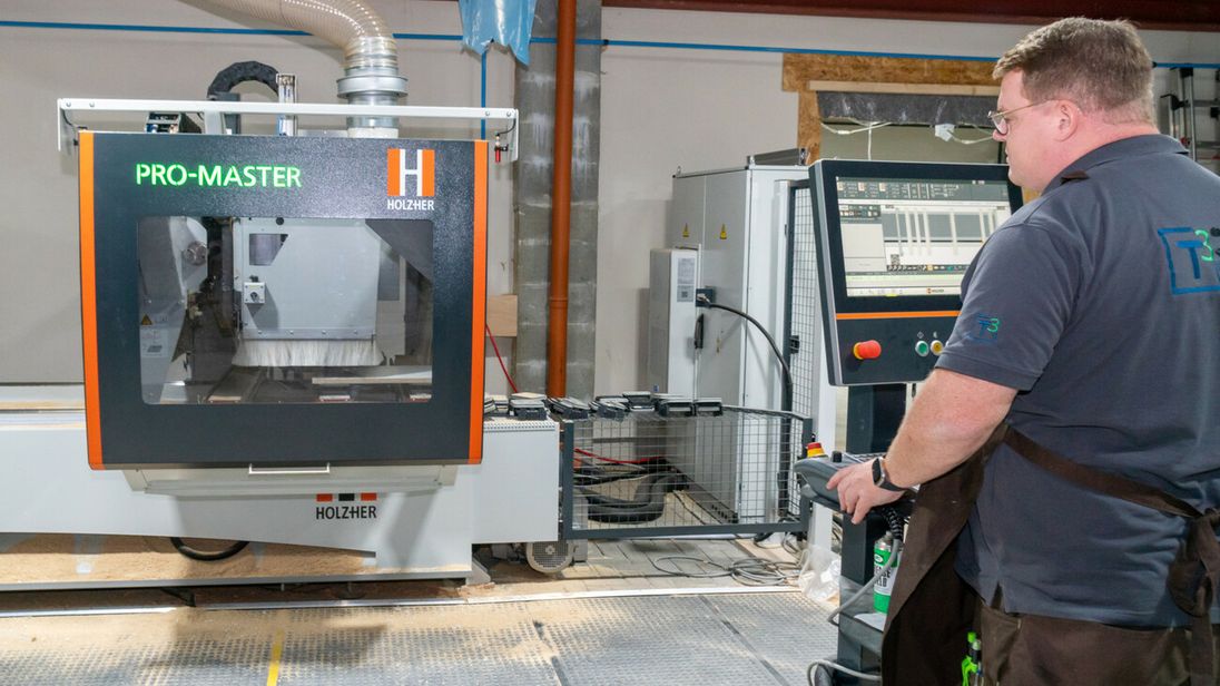 Tim Langer fräst ein Werkstück mit der CNC-Maschine. Auf Denkarbeit könne man hier fast verzichten.