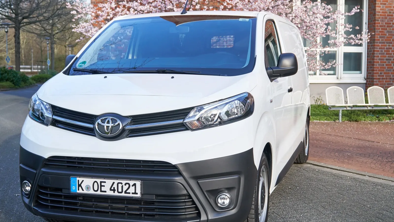 Der weiße Toyota Proace Transporter von vorne.
