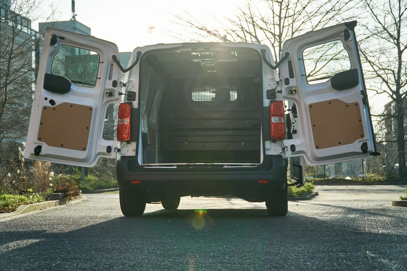 Der weiße Toyota Proace von hinten mit Blick auf das vollständig geöffnete Heck.