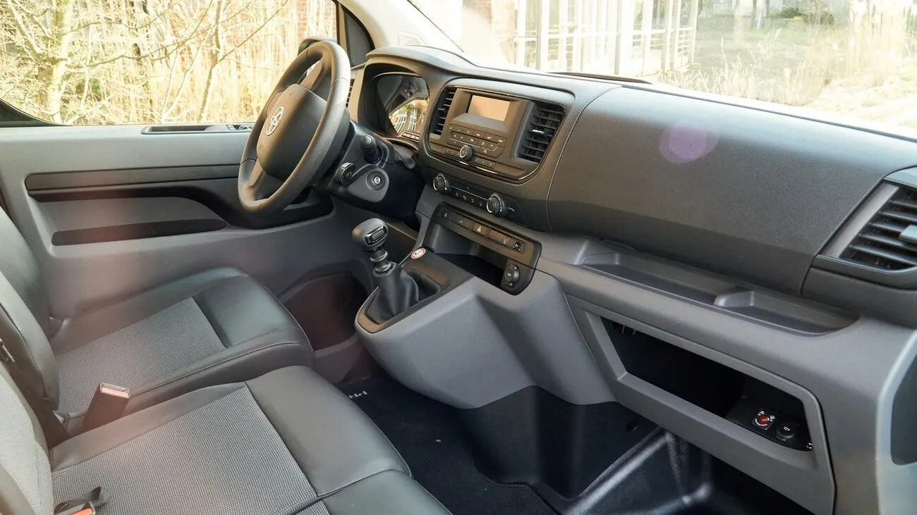 Innenansicht des Toyota Proace aus der Perspektive des Beifahrers.