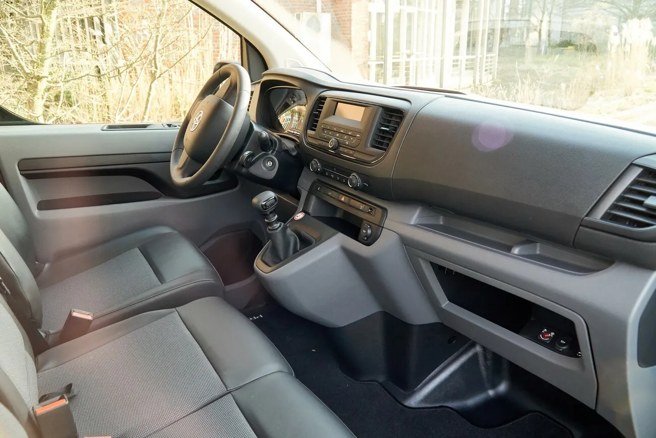 Innenansicht des Toyota Proace aus der Perspektive des Beifahrers.
