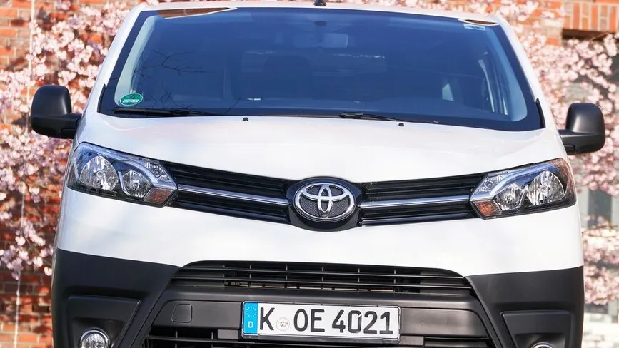 Der weiße Toyota Proace in der Frontansicht.