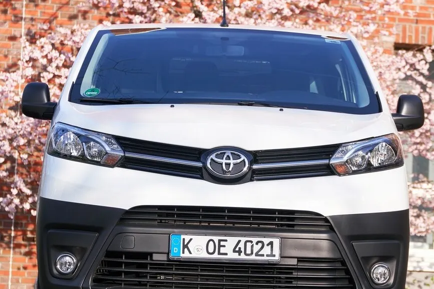 Der weiße Toyota Proace in der Frontansicht.