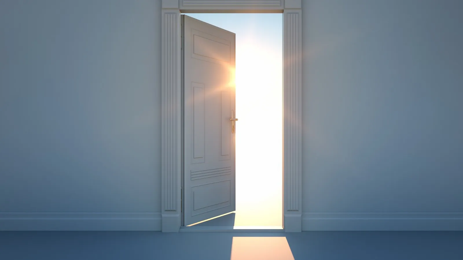 Ein weißer Raum mit einer halb geöffneten weißen Tür, durch die Sonnenlicht scheint.